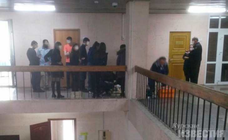 В Курске студентка вуза упала в коридоре без сознания В Курске студентка вуза упала в коридоре без сознания