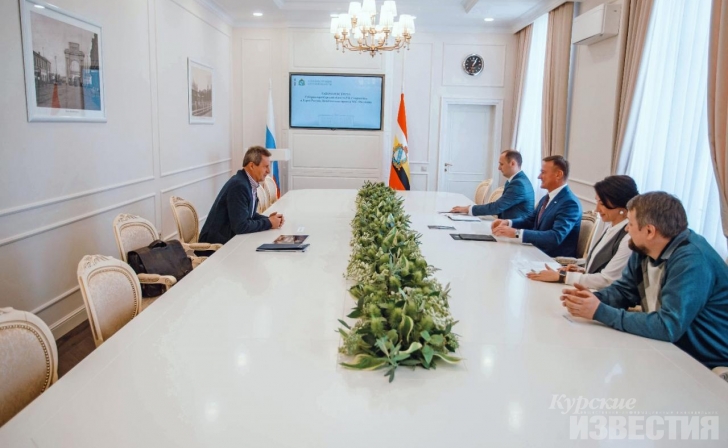 Губернатор Курской области встретился с почётным полярником Михаилом Малаховым Губернатор Курской области встретился с почётным полярником Михаилом Малаховым