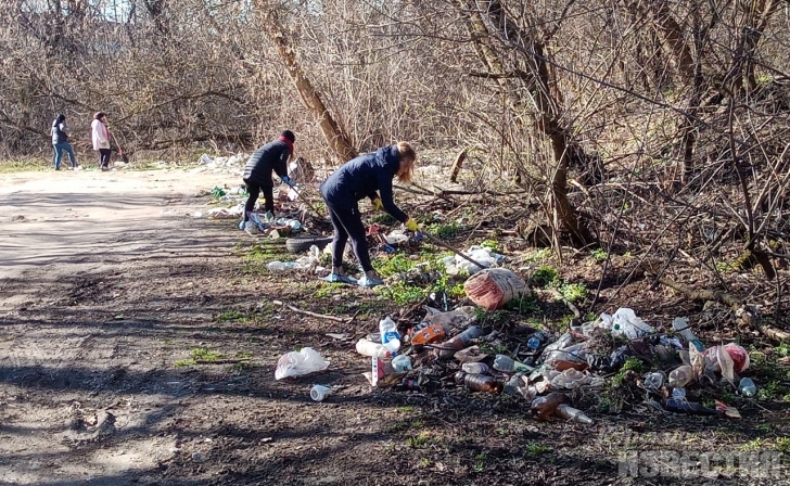 В Курске во время субботника около пляжа «Здоровье» собрали 9 кубометров мусора В Курске во время субботника около пляжа «Здоровье» собрали 9 кубометров мусора