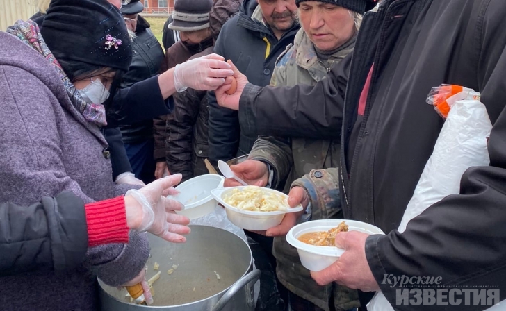 Благотворительные обеды для бездомных в Курске будут продолжаться Благотворительные обеды для бездомных в Курске будут продолжаться