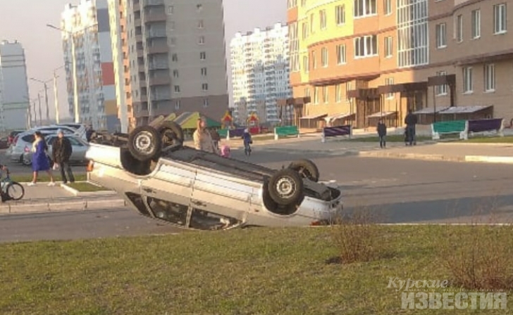 В Курске на проспекте Дериглазова перевернулся автомобиль В Курске на проспекте Дериглазова перевернулся автомобиль
