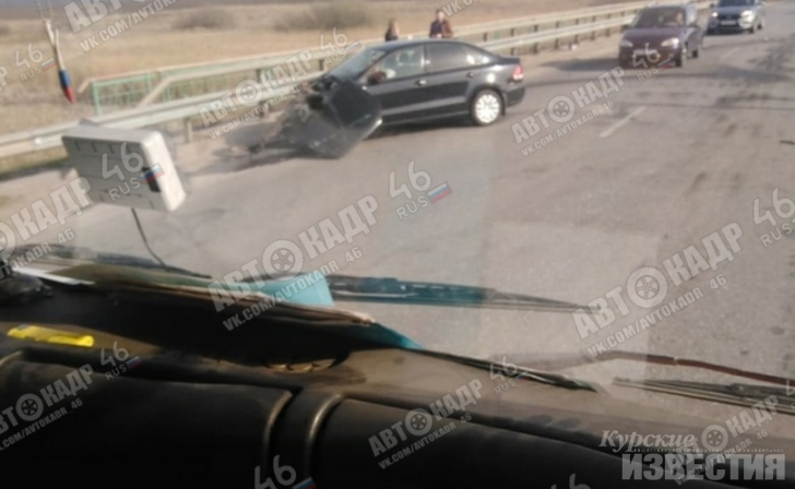 На трассе Курск - Суджа «Фольксваген Поло» врезался в ограждение моста На трассе Курск - Суджа «Фольксваген Поло» врезался в ограждение моста