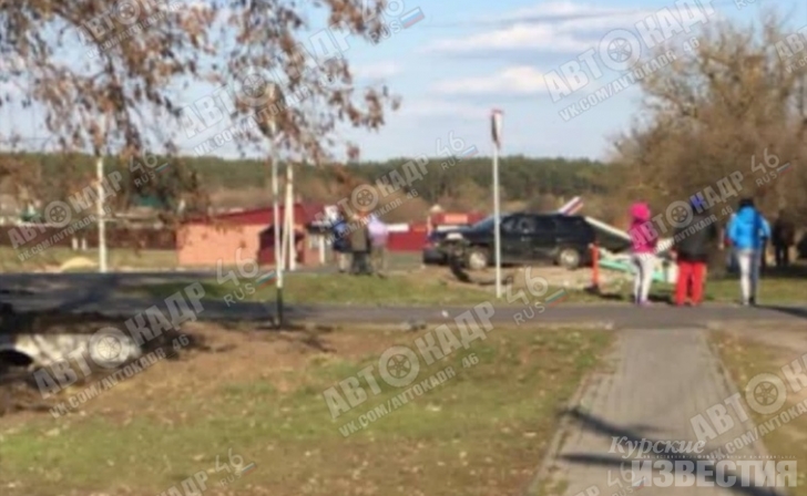 В Курской области машина снесла остановку В Курской области машина снесла остановку