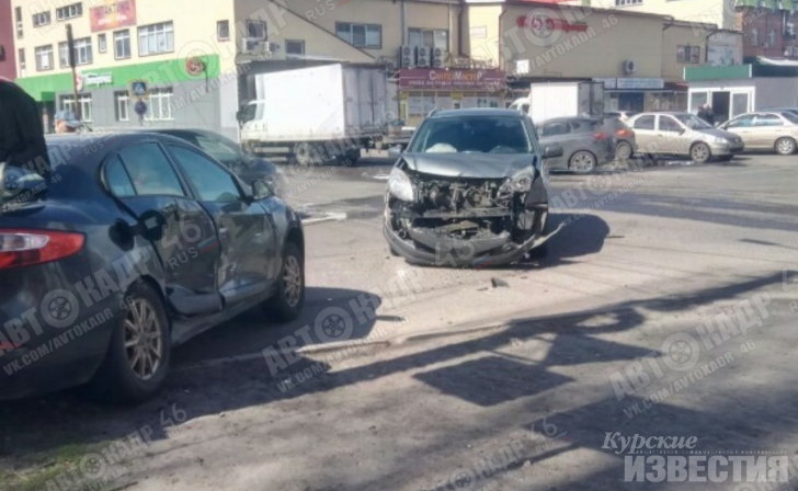 В Курске столкнулись два автомобиля на улице Харьковской В Курске столкнулись два автомобиля на улице Харьковской