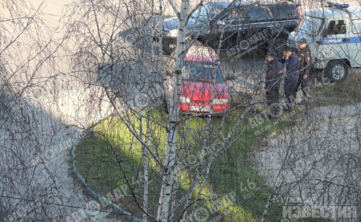 В северо-западном районе Курска легковушка залетела на круг возле ТЦ В северо-западном районе Курска легковушка залетела на круг возле ТЦ