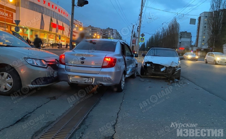 В Курске в такси врезались сразу две легковушки В Курске в такси врезались сразу две легковушки