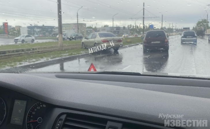 В Курске автомобиль после ДТП вылетел на рельсы В Курске автомобиль после ДТП вылетел на рельсы