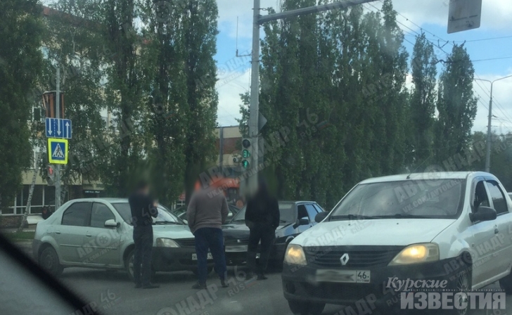 В Курске столкнулись «Логан» и «ВАЗ 2109» В Курске столкнулись «Логан» и «ВАЗ 2109»