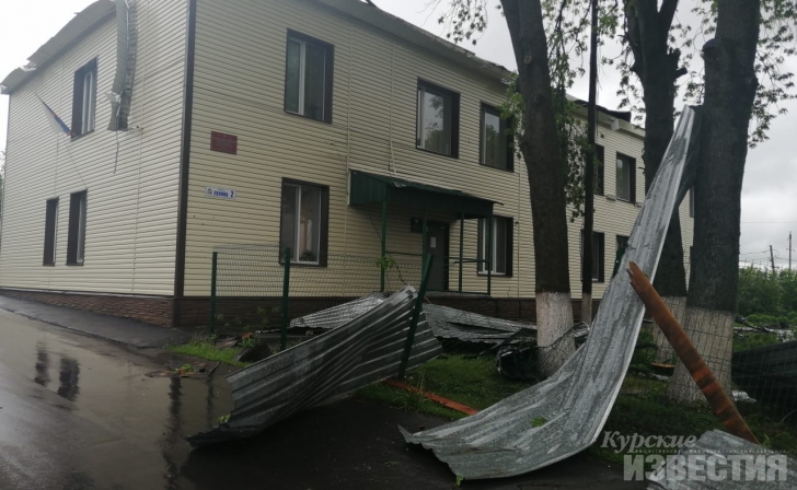 В Курской области ураган сорвал крыши с 30 жилых домов В Курской области ураган сорвал крыши с 30 жилых домов
