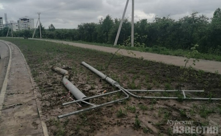 В Курске на проспекте Плевицкой демонтировали сбитую опору ЛЭП В Курске на проспекте Плевицкой демонтировали сбитую опору ЛЭП