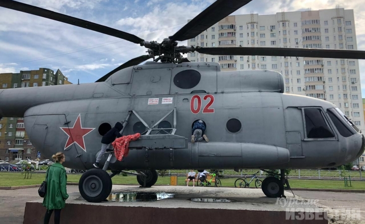 В курском парке «Патриот» накануне парада Победы побили стекла в вертолете Ми-8 В курском парке «Патриот» накануне парада Победы побили стекла в вертолете Ми-8