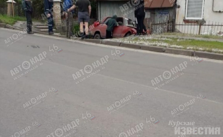 В Курске «семерка» влетела на тротуар рядом с домом В Курске «семерка» влетела на тротуар рядом с домом