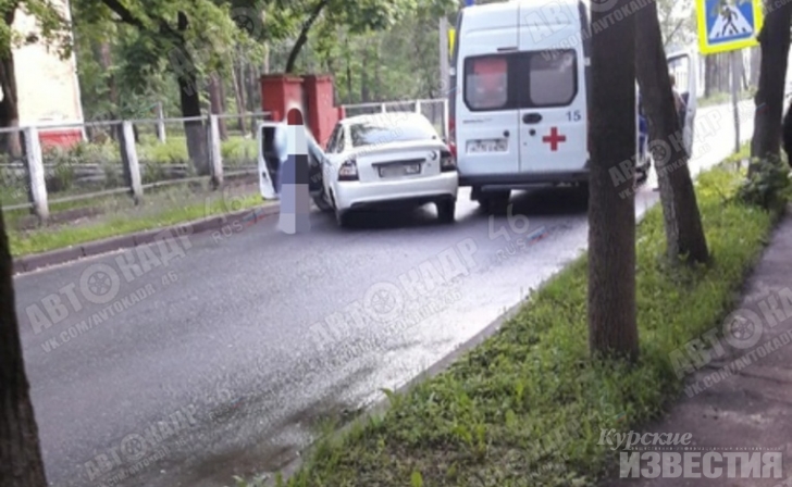 В Курске «Приора» врезалась в скорую В Курске «Приора» врезалась в скорую