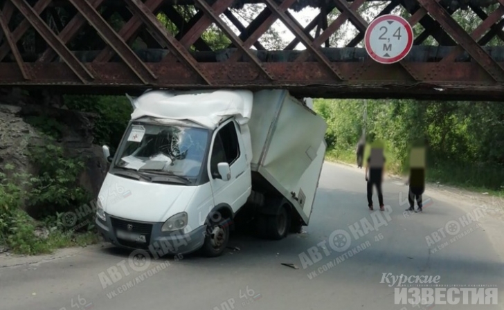В Курске грузовая «Газель» застряла под мостом В Курске грузовая «Газель» застряла под мостом