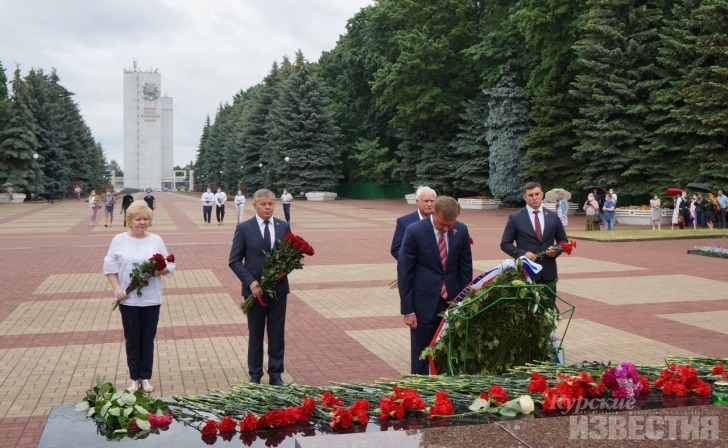 В Курске в День памяти и скорби состоялось возложение цветов В Курске в День памяти и скорби состоялось возложение цветов