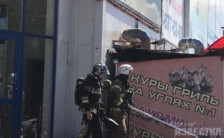 В Курске потушили пожар в павильоне с шаурмой на проспекте Хрущева В Курске потушили пожар в павильоне с шаурмой на проспекте Хрущева