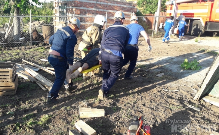 Курские спасатели вытащили мужчину из-под рухнувшей крыши Курские спасатели вытащили мужчину из-под рухнувшей крыши