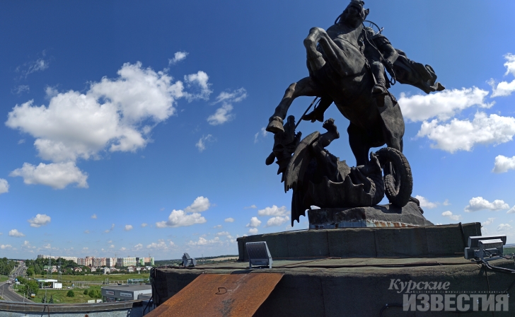 Корреспондент «Курских известий» прикоснулся к скульптуре Георгия Победоносца на высоте 24 метра Корреспондент «Курских известий» прикоснулся к скульптуре Георгия Победоносца на высоте 24 метра