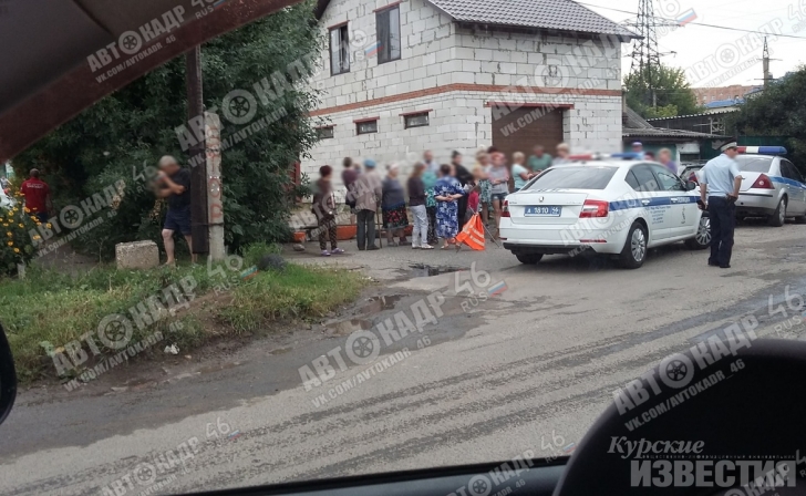 В Курске недовольные автомобилями жители перекрыли улицу В Курске недовольные автомобилями жители перекрыли улицу