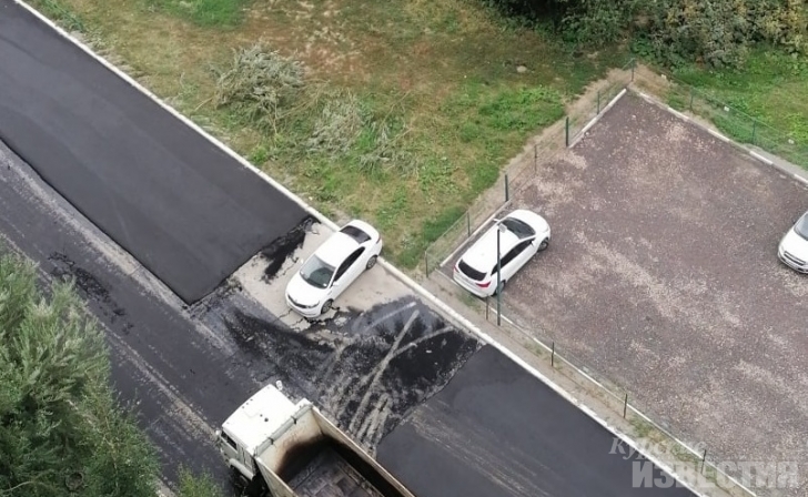 В Курске дорожники обложили асфальтом припаркованное авто В Курске дорожники обложили асфальтом припаркованное авто