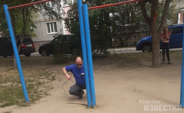 В Курске на ул.Студенческая спилили дворовые турники В Курске на ул.Студенческая спилили дворовые турники