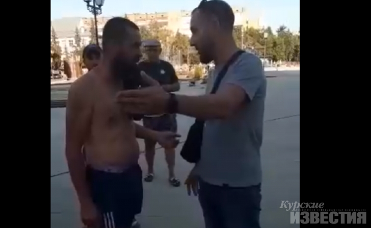 «Сейчас здесь ляжешь!» В Курске к подрядчику, который сам клал плитку на Театральной площади, пришла полиция «Сейчас здесь ляжешь!» В Курске к подрядчику, который сам клал плитку на Театральной площади, пришла полиция
