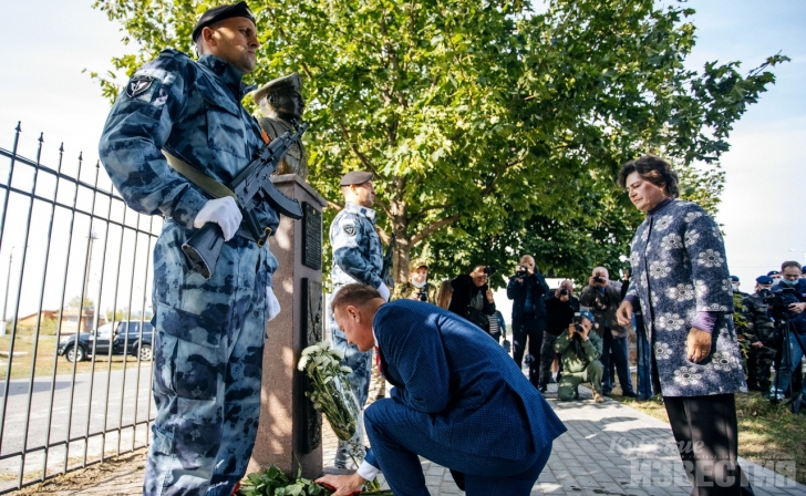 В курской деревне установили бюст Героя России, сотрудника ОМОНа Андрея Хмелевского В курской деревне установили бюст Героя России, сотрудника ОМОНа Андрея Хмелевского