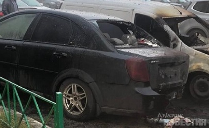 В Курске на проспекте Клыкова пожар повредил три автомобиля В Курске на проспекте Клыкова пожар повредил три автомобиля