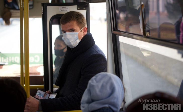Троих курян оштрафовали за отказ надевать маску в автобусе Троих курян оштрафовали за отказ надевать маску в автобусе
