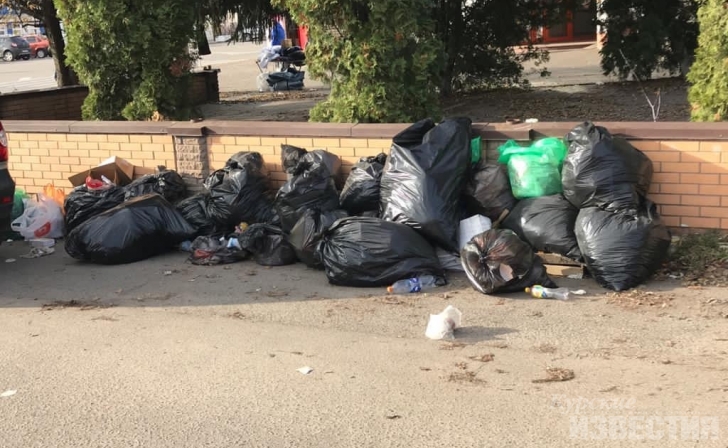 Куряне стали выбрасывать мусор прямо посреди улицы Дейнеки Куряне стали выбрасывать мусор прямо посреди улицы Дейнеки