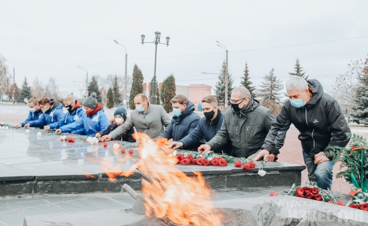 Общественники возложили цветы к на мемориале «Курская дуга» Общественники возложили цветы к на мемориале «Курская дуга»
