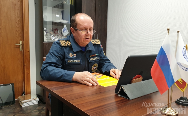 Курск. Спасатели рассказали иностранным студентам о правилах безопасного поведения на водоемах зимой Курск. Спасатели рассказали иностранным студентам о правилах безопасного поведения на водоемах зимой