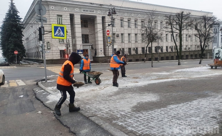Курские дорожники очищают тротуары от гололеда Курские дорожники очищают тротуары от гололеда