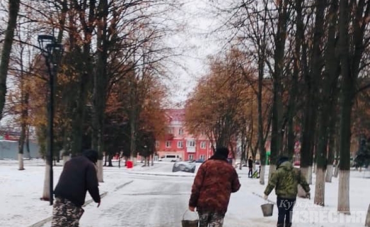 В Курске коммунальщики посыпали песком 7 км тротуаров и 4 сквера В Курске коммунальщики посыпали песком 7 км тротуаров и 4 сквера