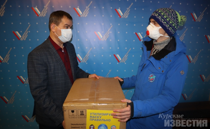 Курские активисты ОНФ передали 12 тысяч масок волонтерам Курские активисты ОНФ передали 12 тысяч масок волонтерам