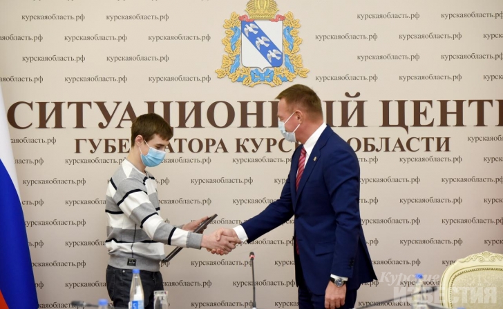 Курский губернатор подарил школьнику фотографию Путина с автографом Курский губернатор подарил школьнику фотографию Путина с автографом