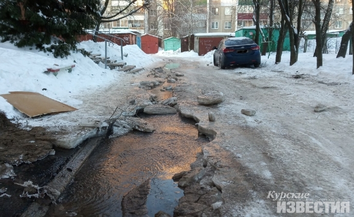 В Курске ликвидировал порыв трубы с холодной водой В Курске ликвидировал порыв трубы с холодной водой