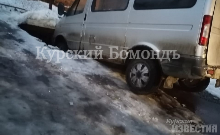 В Курске машина едва не провалилась под землю В Курске машина едва не провалилась под землю