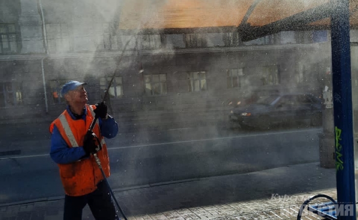 В Курске на улице Ленина моют остановочные павильоны В Курске на улице Ленина моют остановочные павильоны