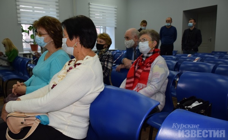 Пожилым курянам прочли лекцию о мошенниках и финансах Пожилым курянам прочли лекцию о мошенниках и финансах