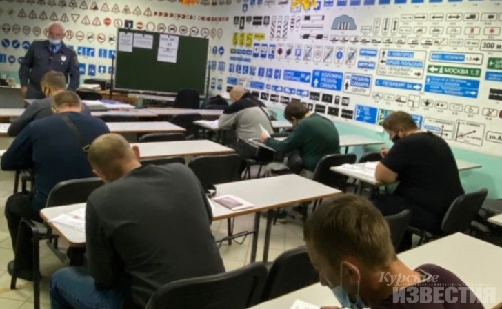 Более тысячи курян получили права на управление самоходной техникой Более тысячи курян получили права на управление самоходной техникой