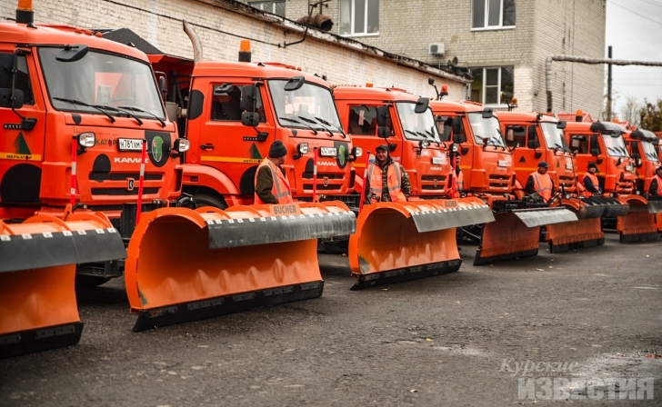 Курский губернатор осмотрел спецтехнику, которая будет работать зимой на дорогах Курский губернатор осмотрел спецтехнику, которая будет работать зимой на дорогах