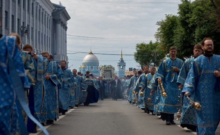 Крестный ход в 2022 году в курске. Крестный ход в курске. Крестный ход с иконой знамение курская коренная. Видео крестного хода в курске. Курская коренная икона крестный ход.
