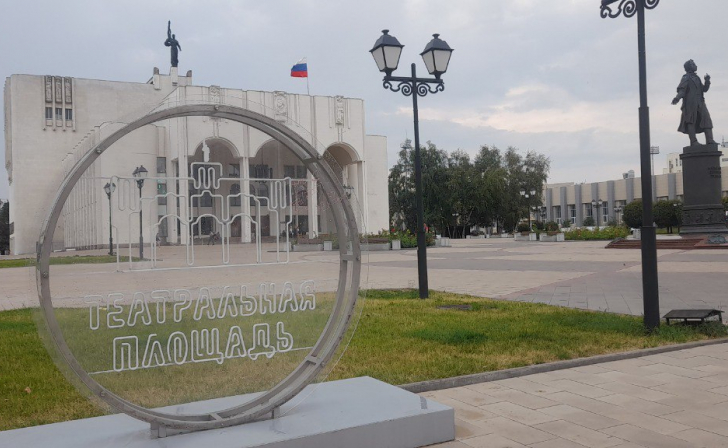 В Курске ко Дню города на Театральной площади установят арку-перголу и качели