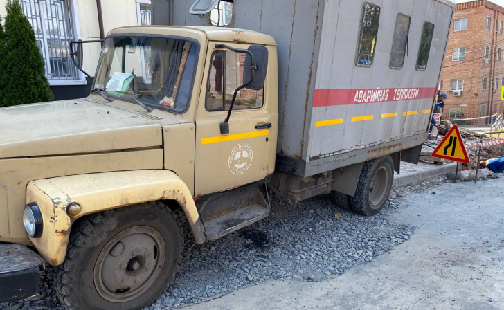 В Курске на Димитрова в квартирах на первом этаже две недели из подвала валит пар В Курске на Димитрова в квартирах на первом этаже две недели из подвала валит пар