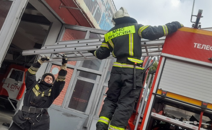 В Железногорске рано утром 29 августа сгорел магазин канцелярии