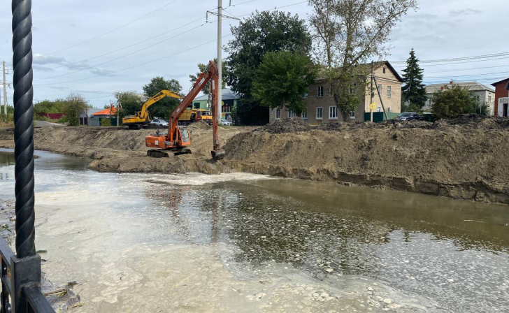 В Курске продолжается расчистка русла реки Тускарь