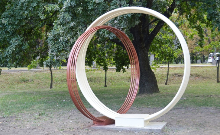 В Железногорске в сквере установили свадебные кольца