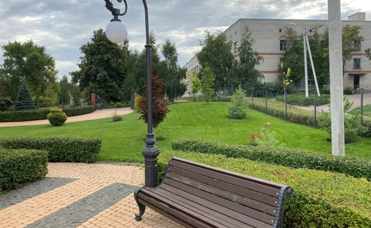 В селе Рышково под Курском возле детской школы искусств сделали благоустроенную площадку