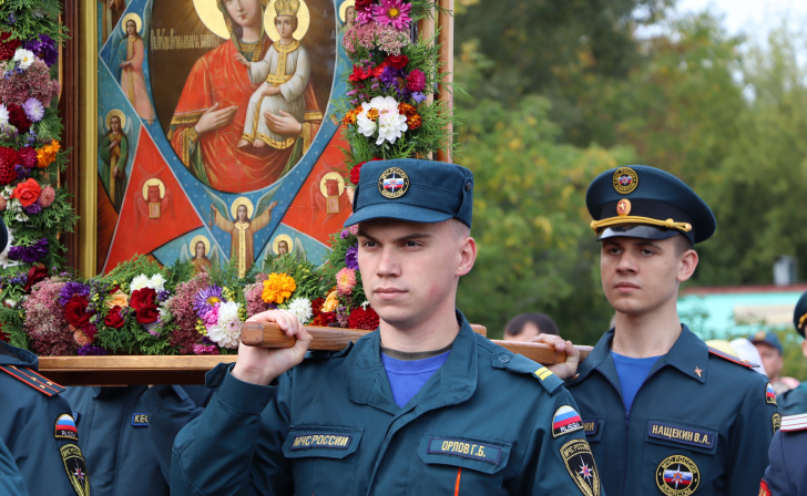 В Курске прошел крестный ход «Неопалимая Купина»
